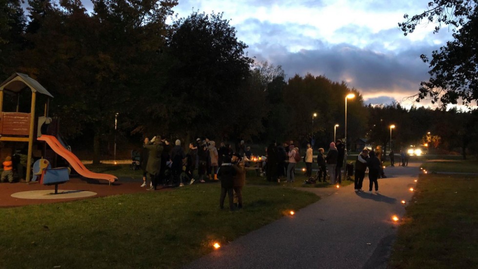 Sigtunafamiljer samlades kvällen 7 oktober för att tända ljus vid en lekpark.