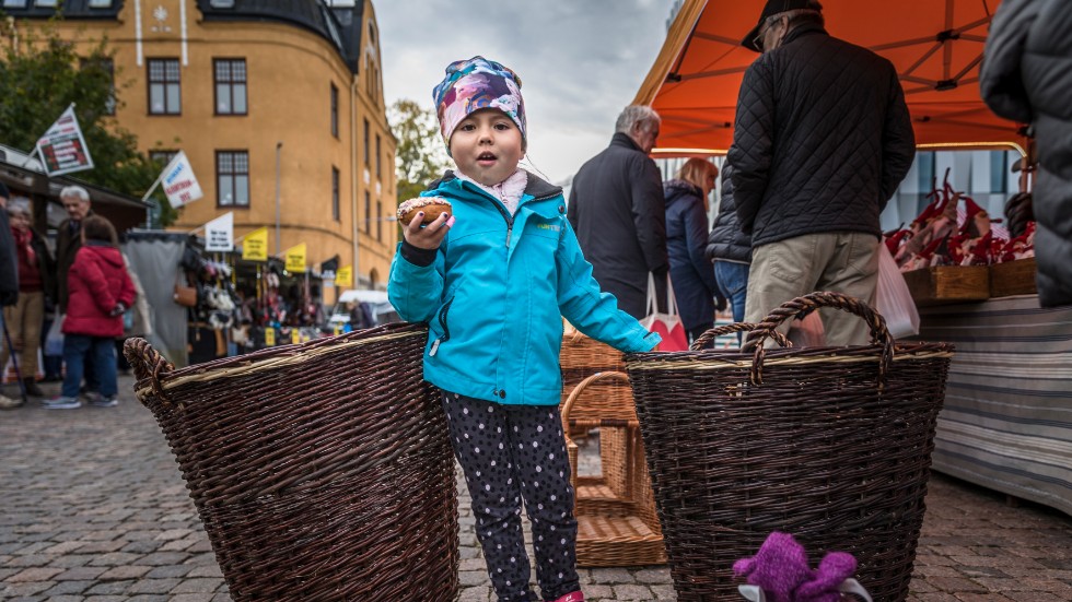 Mila Nunkovic, 4 år, tycker om att ta en tur till marknaden. Nu har hon köpt munkar som hon mumsar på.

– Jättegott, säger Mila.