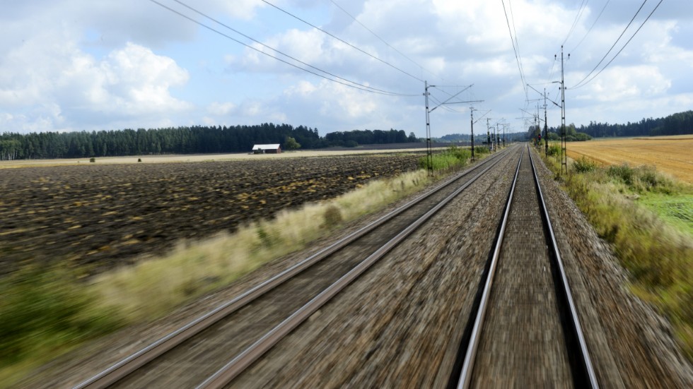 Satsa på befintliga järnvägar i stället för på banor för höghastighetståg, tycker skribenten.