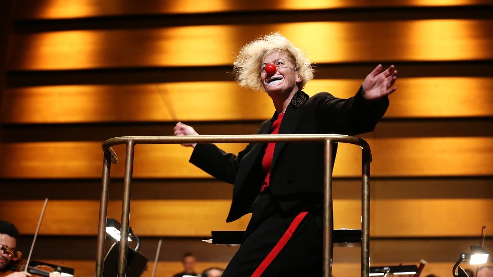 Äntligen! Clownen Ester (Åsa Forsberg) får ta plats på pulten och leda orkestern.
