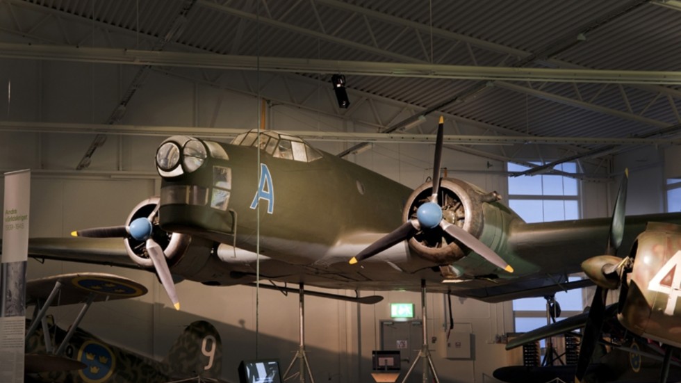 Inventering. Något som upptäckts är att en av Flygvapenmuseums äldre flygplansinstrument målades med radioaktivfärg. På bilden: Bombflygplan av modell B3