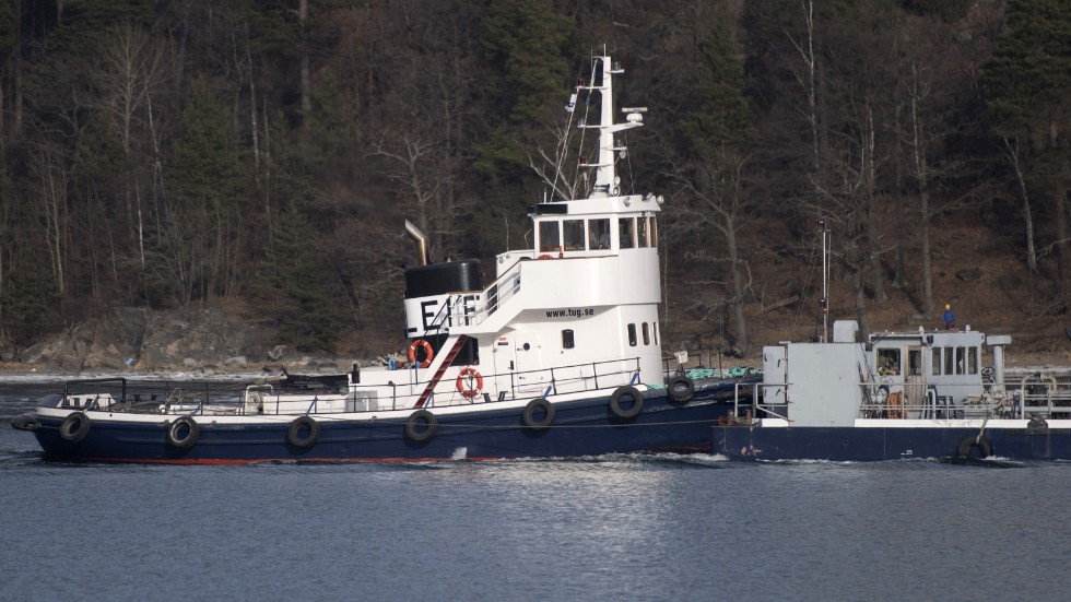 En bogserbåt ska dra loss det fartyg som under helgen gick på grund i Skutskärs hamn. Bogserbåten på bilden har inget med texten att göra.