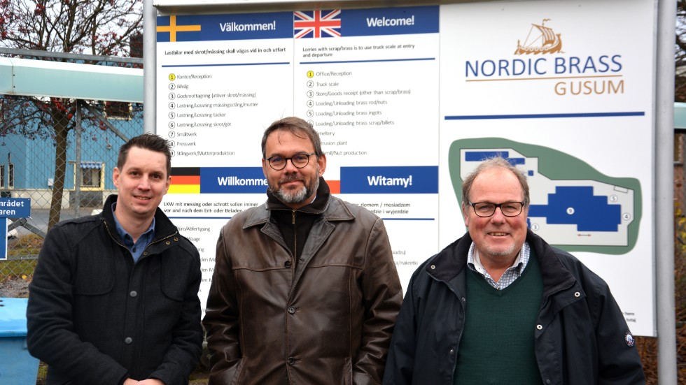 Kommunalrådet Ted Starkås (S) stod som värd när östgötska socialdemokratiska riksdagsledamöter (här fr v Mattias Ottosson samt Johan Andersson) besökte Nordic Brass i Gusum.