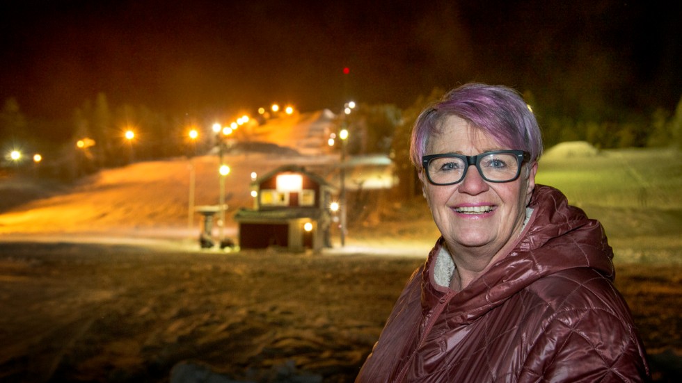 Mona Lindqvist, verksamhetschef på Föreningsservice, säger att konstsnöproduktionen ska komma i gång ganska snart och räknar inte med någon försening av den alpina säsongsstarten.
