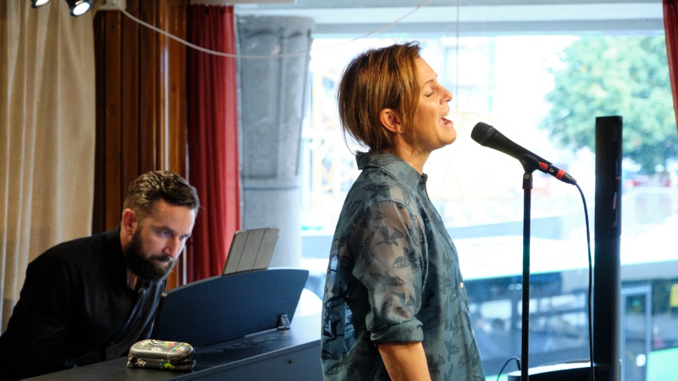 Joakim Hallin, som är musikalisk ledare i "Next to normal" ackompanjerar tillexempel Helen Sjöholm i föreställningen.