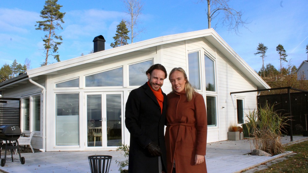 Daniel Jönsson och Malin Svärdh framför sitt prisade hem.