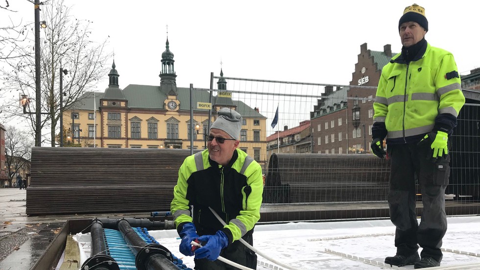  Bengt Hellberg och Peter Engholm har monterat isbanan på Fristadstorget sedan starten och far vidare till bland annat Skansen i Stockholm.