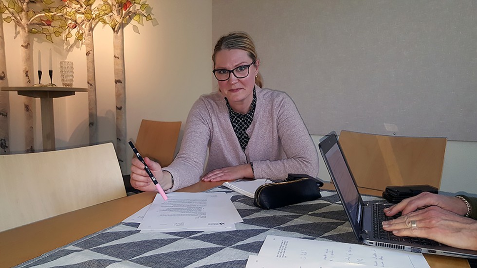 Sara Sjödal (C), kommunalråd, tror att överdrivet försiktiga bedömningar av tjänstemän påverkar prognosen för helåret som pekar mot ett minusresultat på 19 miljoner kronor för Tierps kommun.  