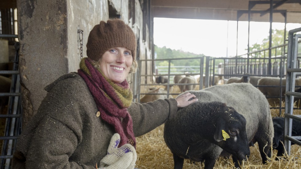 Elin Beckman tar sig en titt på de två veckor gamla lammen och deras mamma.