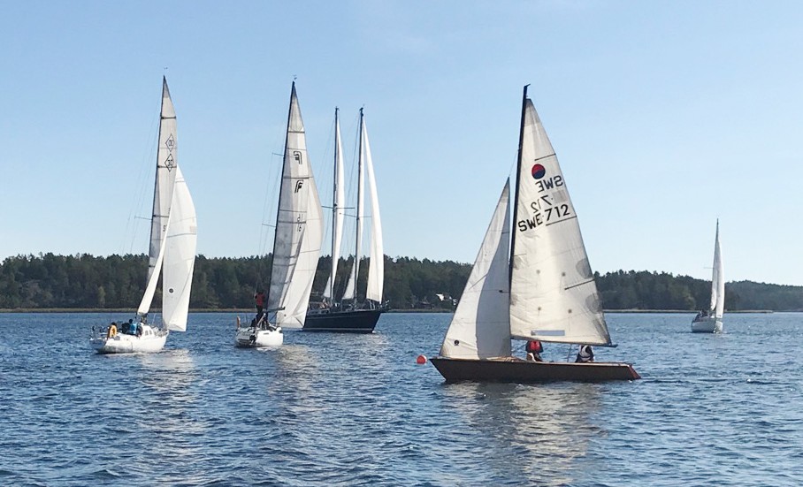 Starten av Ulleviöregattan gick vid Ulleviö för att segla mot målgången i Gamlebyhamn.