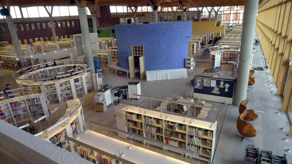 Allt färre svenskar lånar på bibliotek eller använder dem som platser för tyst läsning.