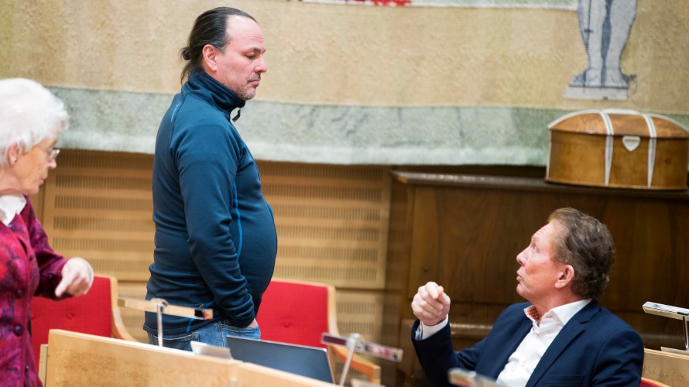 Med stöd av S-ledamoten Sten Nylén röstade Kenneth Backgård och övriga i oppositionen ned förslaget i regionfullmäktige.