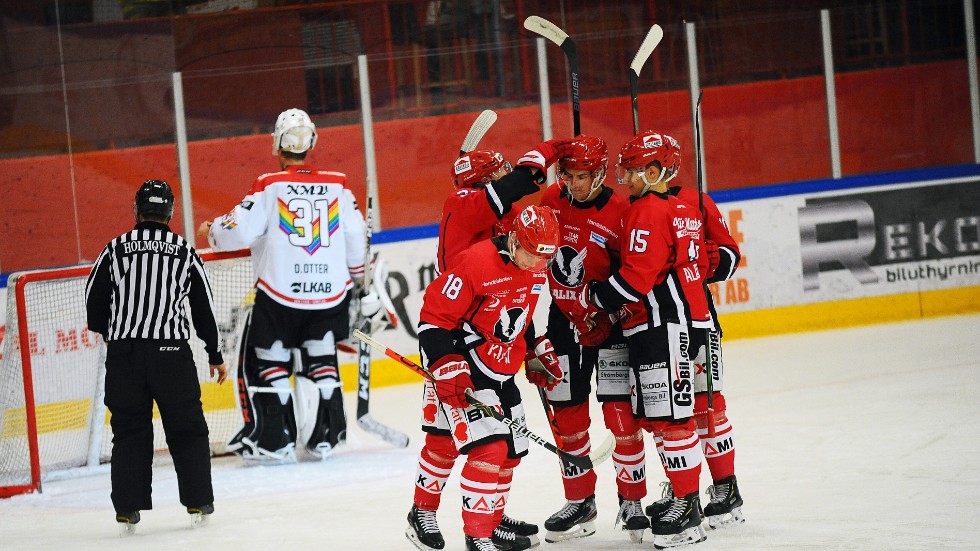 Kalix Hockey jublar efter att Filip Lindbäck kvitterat gästernas ledning i den första perioden. Kalix skulle få några tillfällen till att jubla i matchen.