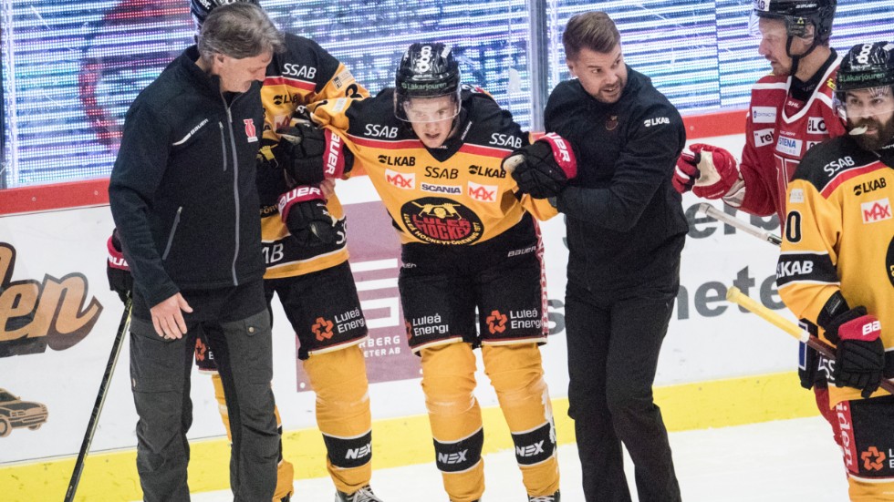 Filip Hållander kunde inte stödja på det skadade benet, utan fick hjälpas av isen av Mattias Waarenperä och Pontus Själin.