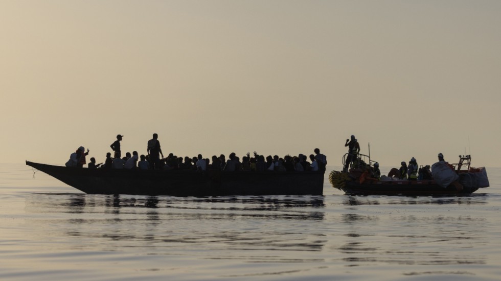 Många av migranterna som kommer till Italien reser i knappt sjödugliga båtar via centrala Medelhavet, vilket bedöms vara en av världens farligaste rutter. Bilden är från en räddningsinsats utanför ön Lampedusa.