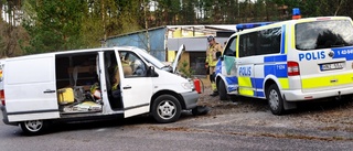 Polisbil jagade misstänkt - blev påkörd