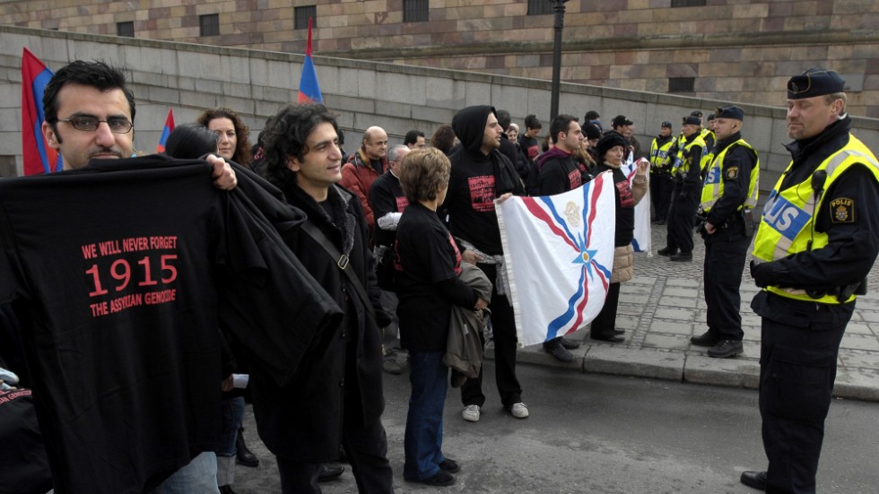 Kristdemokrater vill se ett monument i Eskilstuna som hedrar offren för folkmordet Seyfo i Osmanska riket 1915. På bilden demonstrerar assyrier i Stockholm.