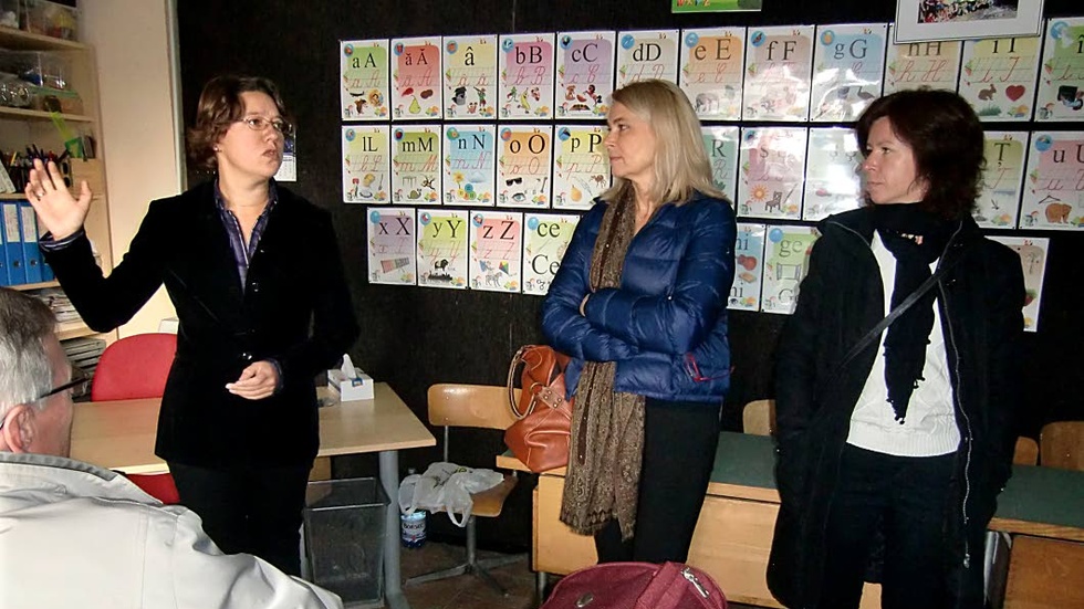 Utbildning i fokus. Marianne Dirksen Operescu visar skolan för Ann-Cathrine Hjerdt (M) och Eva Lindh (S).