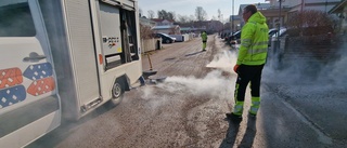 Här avslöjas felkopplade takrännor – med teaterrök