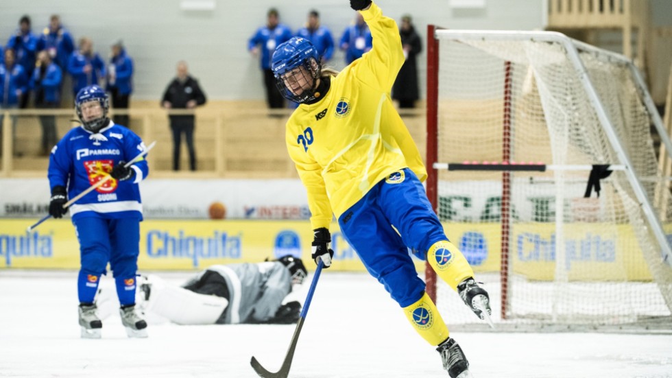 Tilda Ström jublar efter sitt 4-0 mål i VM-finalen mot Finland.