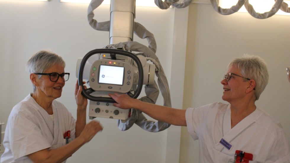 Yvonne Dahl och Christina Andersson greppar vant tag i röntgenutrustningen på Vimmerby Hälsocentral.
