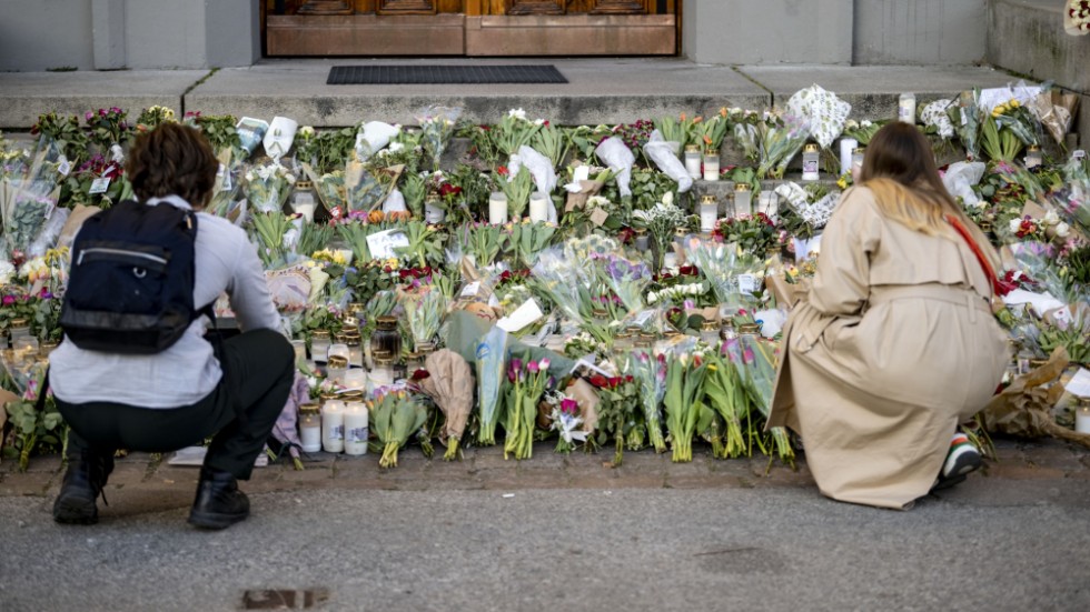 Blomhav utanför Malmö latinskola i mars förra året, sedan två lärare mördats av en 18-årig elev på skolan. Arkivbild.