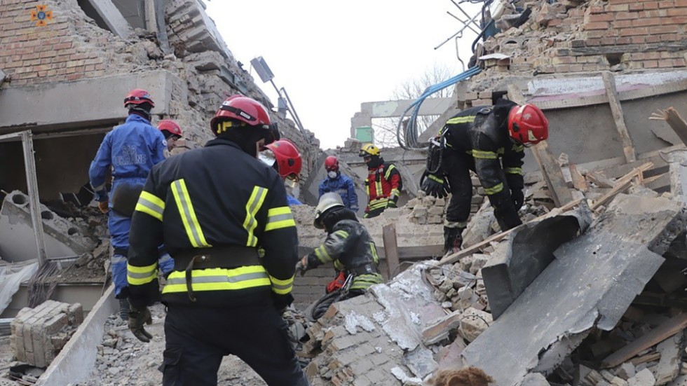 På en bild från den ukrainska räddningstjänsten syns räddningspersonal arbeta i staden Rzjysjtjiv i Kievregionen, där ukrainska myndigheter uppger att en rysk drönarattack inträffat.