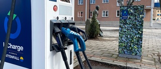 Stor ökning av elbilar i Enköping bakom laddstolpssatsning