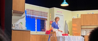 Maria Lundqvist briljerar som Shirley Valentine • Igenkänningshumor och livsvisdomar 