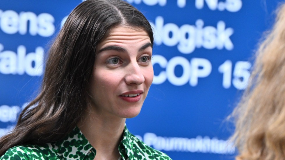 Miljöminister Romina Pourmokhtari (L) under en presskonferens inför FN:s konferens om biologisk mångfald COP15 i Montreal.