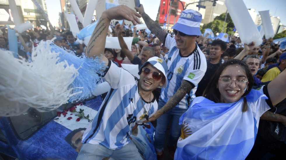 Fotbollsfans firar vinsten i stadsdelen Palermo i den argentinska huvudstaden Buenos Aires på tisdagskvällen, lokal tid.