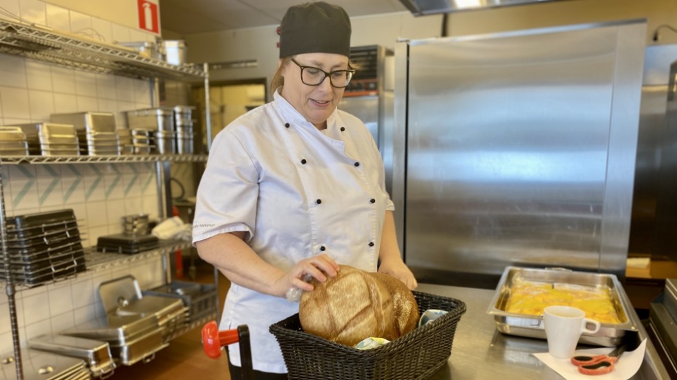 Marie Juberg med ett bröd bakat på rotmos. Imorgon ska det serveras i Egebyskolans matsal.