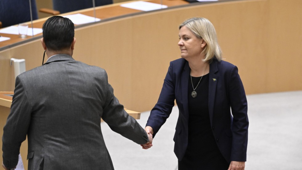 Magdalena Andersson (S) skakar hand med SD-ledaren Jimmie Åkesson under riksdagens partiledardebatt. Debatten var den första efter valet och regeringsbildningen.