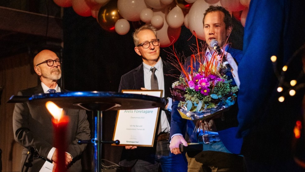 Pär Ranudd, vd för Korpilombolo Träfrakt ab, blev utsedd till Årets företagare. Företagarnas ordförande i Övertorneå, Hans Palo, delade ut priset.