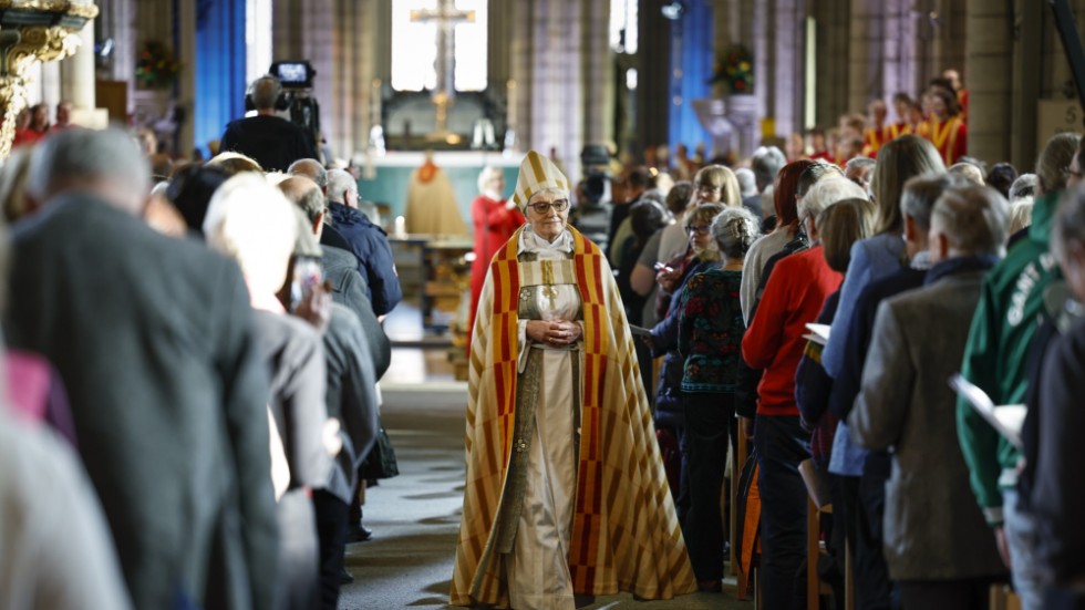 Ärkebiskop Antje Jackelén går i pension. Hon lade ned staven under en gudstjänst i Uppsala domkyrka.