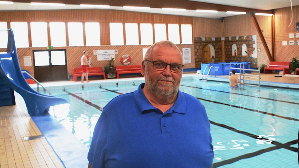 Kenneth Björklund är ordförande i föreningen som driver simhallen. Nu säger föreningen upp alla avtal med både Vimmerby och Kinda kommun för att få upp bidragen från kommunerna. "Vi går inte runt annars", säger han.