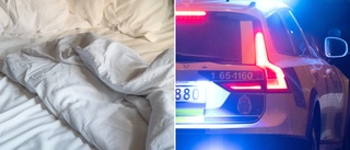 Våldsdrama i sovrummet – polisen hittade blod överallt • Mannen: ”Hon stack mig med kniven” • Kvinnans svar: ”Jag hade en kniv under madrassen”