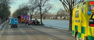 Bil körde in i träd på Fålhagsleden – körfält stängdes av