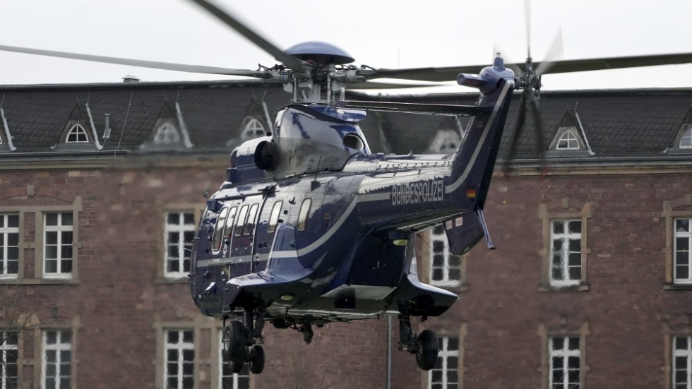 En polishelikopter med en av de gripna i onsdagens samordnade räder.