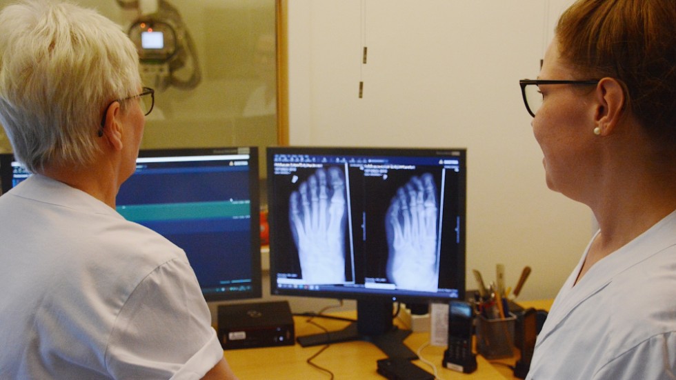 Röntgensjuksköterskan Christina Andersso, t,v och underssköterskan Carina Dianek Myrsäter granskar en röntgenbild på skärmen. 