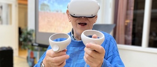 Nu kan de äldre på Solgården i Ödeshög ge sig ut i virtuella världar – tekniken roar och behandlar samtidigt 