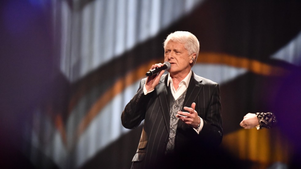 Claes-Göran Hederström sjunger ”Det börjar verka kärlek, banne mej” på scen under Andra chansen i Melodifestivalen 2020.