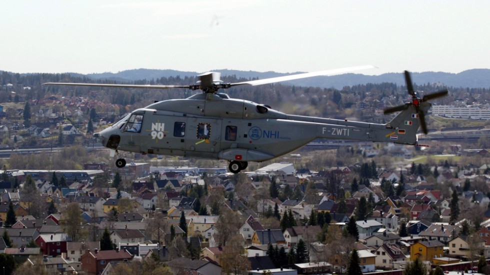 Bilden visar när en prototyp av helikoptern NH90 visade upp på Kjeller flygplats utanför Oslo 2002. Inom ramen för den nordiska helikopterupphandlingen köpte Sverige, Norge och Finland helikoptrar av NH Industries. 