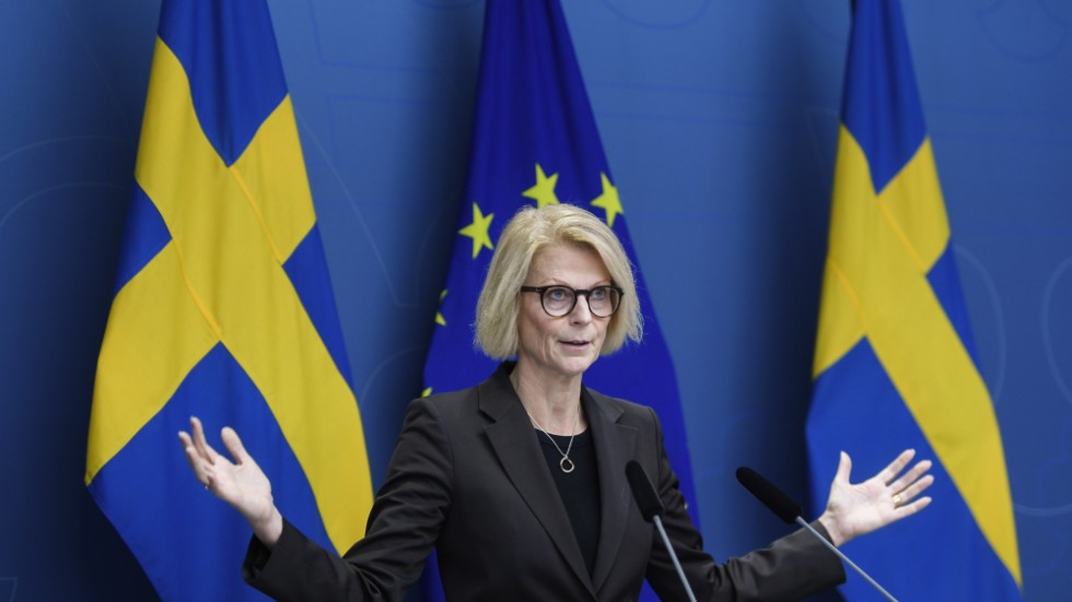 Regeringens budgetproposition kommer att vara "svagt åtstramande" meddelade finansminister Elisabeth Svantesson på en pressträff om läget i svensk ekonomi.