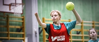 Handbollsspelaren Selma, 11, föddes utan höger hand • "Man kommer långt med tjurighet – tror man på något så funkar det"