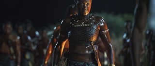Kvinnoarmé slåss mot slavhandlare i mäktiga krigsfilmen "The woman king"