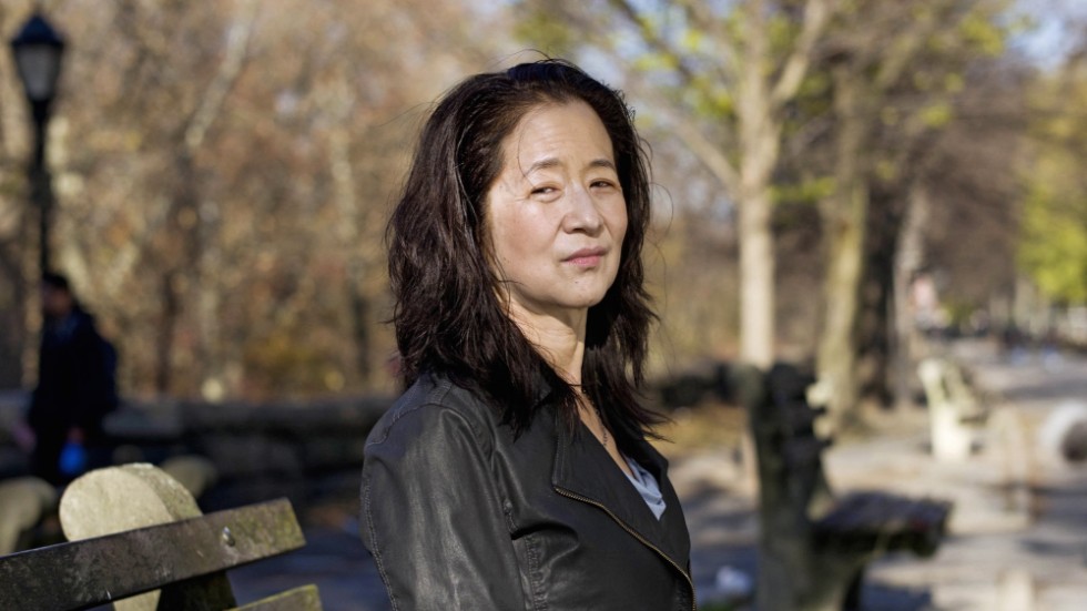 Författaren Julie Otsuka, född 1962 i USA av japanska föräldrar, överöstes av lovord och priser för sin roman "Vi kom över havet", som kom ut på svenska 2012.