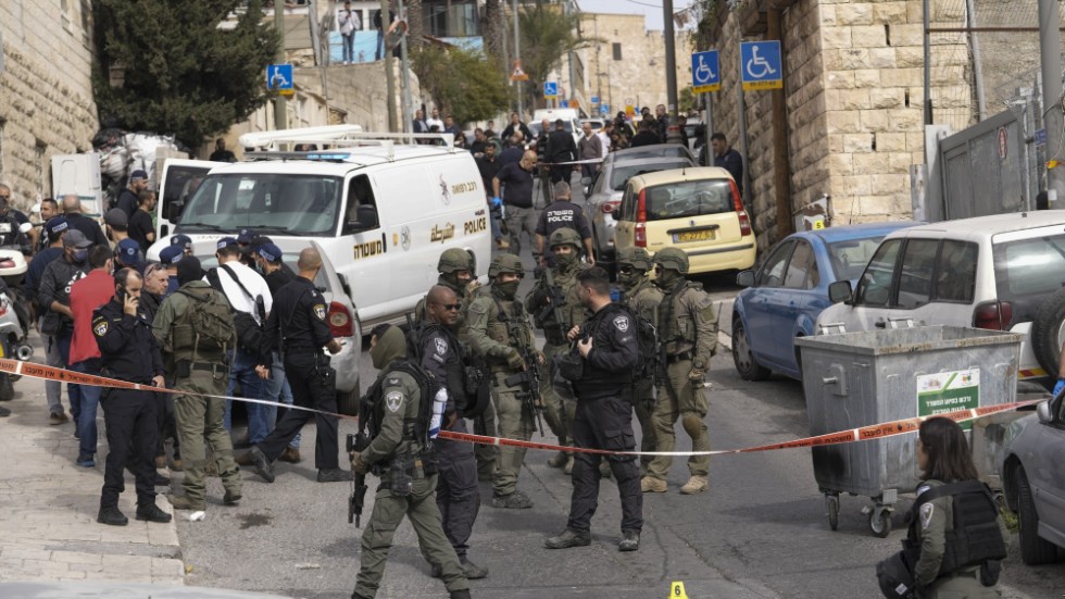 Israelisk polis säkrar området där en tonårig pojke öppnade eld i östra Jerusalem på lördagen.