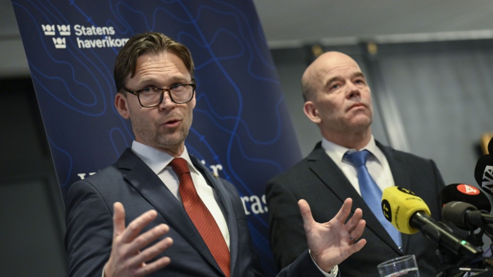 Peter Swaffer (till vänster), avdelningschef på Statens haverikommission, och utredningsledare Mats Trense under en pressträff om slutrapporten kring flygolyckan på Örebro flygplats 2021.