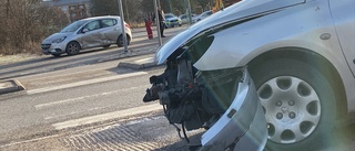 Krock i korsning i Eskilstuna – tre bilar inblandade